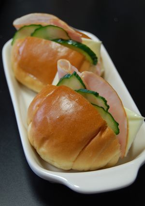 ロールパンdeハムチーズキュウリサンド♪-レシピのメイン写真