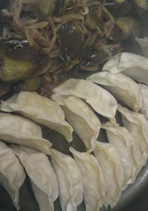 ﾎｯﾄﾌﾟﾚｰﾄで2品♪餃子には野菜も!-レシピのメイン写真