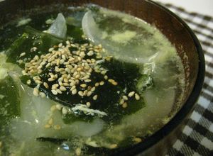 ★新玉ねぎとわかめのふんわり卵スープ★-レシピのメイン写真