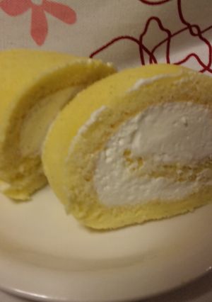 しっとり生地に濃厚クリームロールケーキ-レシピのメイン写真
