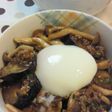 なすとひき肉のピリ辛ごはん☆温卵のっけ