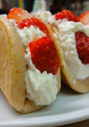 ホットケーキミックスで苺のオムレット☆-レシピのメイン写真