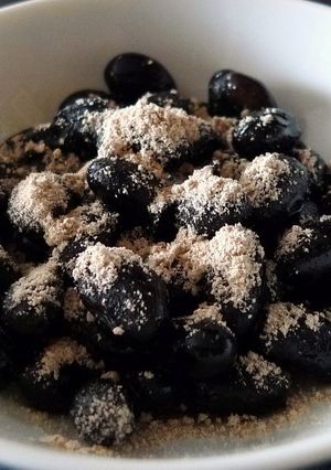 黒豆煮のはったい粉がけ-レシピのメイン写真