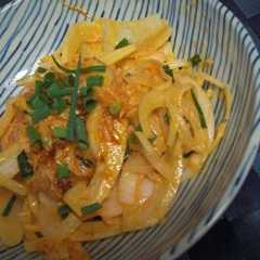 รูปของ ツナと新玉ねぎの　食べるラー油＆マヨ和え