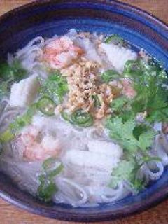 タイ風汁うどん(米麺で) -揚げニンニクでハッの味- -レシピのメイン写真