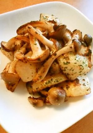 朝食にも◎ポテトとシメジのマヨネーズ炒め-レシピのメイン写真