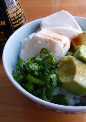 手抜きすぎ？豆腐アボカ丼-レシピのメイン写真