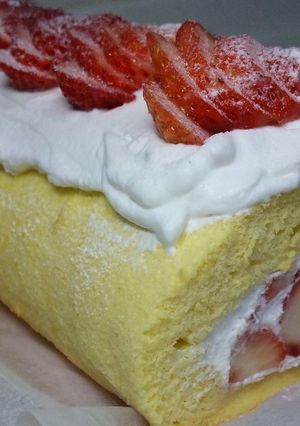 絶品！超ふわんふわん♬苺のロールケーキ-レシピのメイン写真