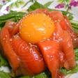 サーモンの卵黄のせ☆和風ユッケ仕立て