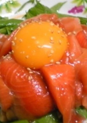 サーモンの卵黄のせ☆和風ユッケ仕立て-レシピのメイン写真
