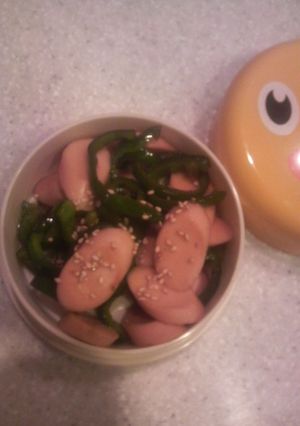お弁当に魚肉ｿｰｾｰｼﾞﾋﾟｰﾏﾝ炒め-レシピのメイン写真