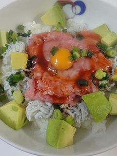 鮪のたたきとしらす・アボカドのユッケ丼-レシピのメイン写真