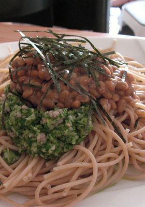 グリーンに鶏ミンチと納豆のせパスタ-レシピのメイン写真