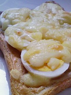 ゆで卵とごまのチーズトースト-レシピのメイン写真