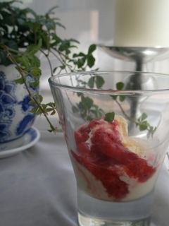 苺ソースたっぷりぃ~バニラアイス♪-レシピのメイン写真