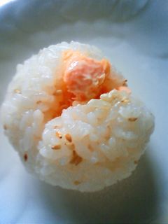 ゴマ鮭おにぎり〜マヨのコク〜-レシピのメイン写真