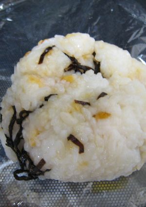 簡単☆塩昆布と揚げおかきのおにぎり-レシピのメイン写真