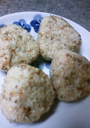 炊飯器で、じゃこ入り玄米おにぎり-レシピのメイン写真