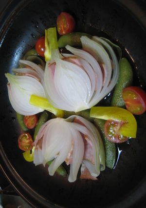 新たまねぎとベーコンのサンド彩り野菜蒸し-レシピのメイン写真
