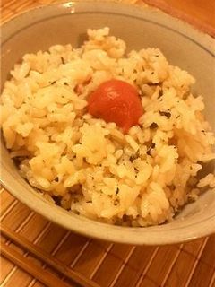 ★炊飯器まかせ!梅と昆布の炊き込みご飯★-レシピのメイン写真