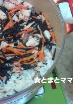 ﾙ・ｸﾙｰｾﾞでひじき入り鶏めし-レシピのメイン写真
