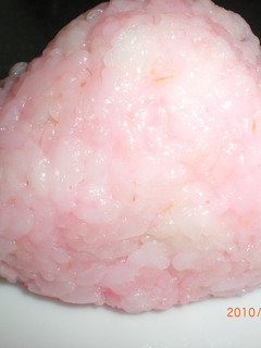桜でんぶとバターでピンクのおにぎり-レシピのメイン写真