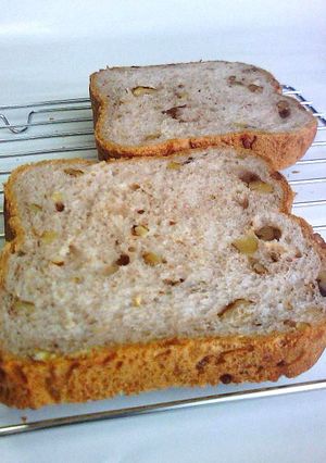 胡桃がゴロゴロ我家のくるみ食パン（HB）-レシピのメイン写真