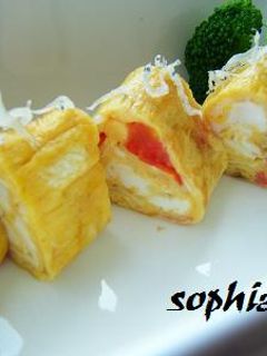 カニカマ&トマトの卵焼き♪~三角~-レシピのメイン写真