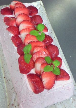 苺たっぷり♫クリーミーヨーグルトケーキ-レシピのメイン写真