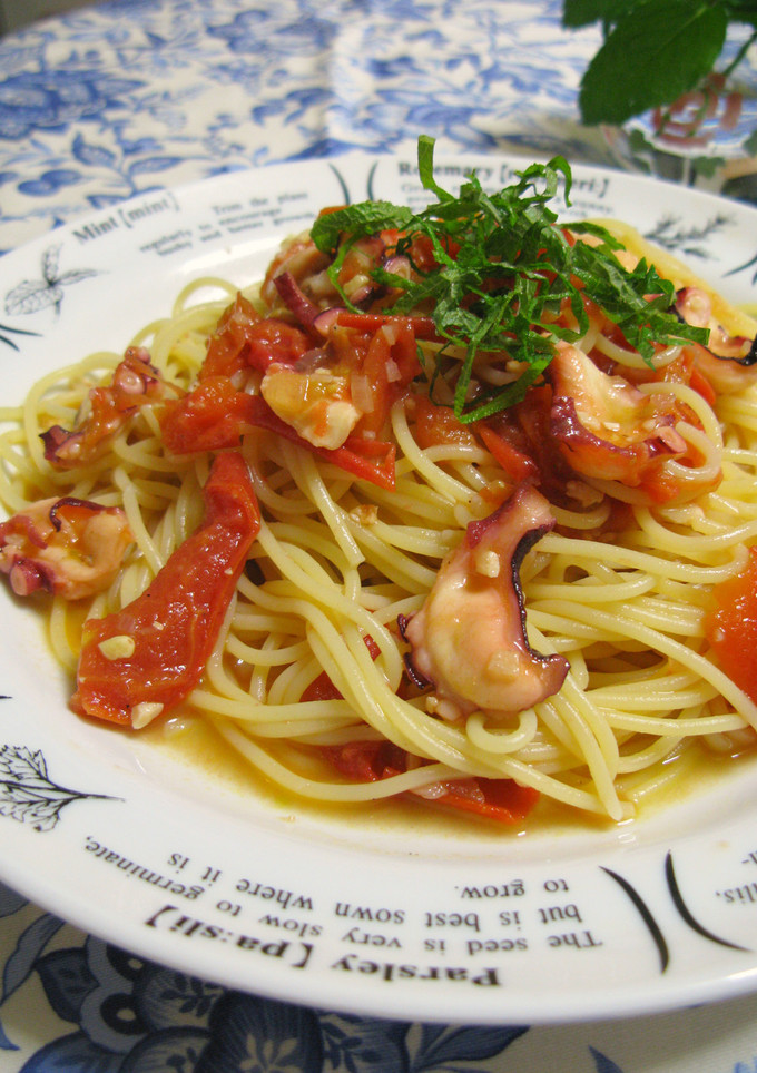 タコとトマトと松の実の冷製パスタ-レシピのメイン写真