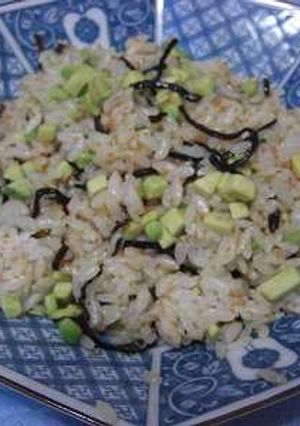 簡単で美味しいアボカドと塩昆布の混ぜご飯-レシピのメイン写真