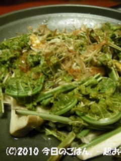 こごみとエリンギの陶板焼 蒸し焼です♪-レシピのメイン写真