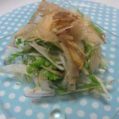 รูปของ 新玉ねぎと水菜のシャキシャキサラダ
