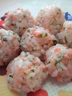 簡単幼児食☆おにぎり☆鮭と青のり-レシピのメイン写真