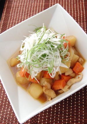 鶏皮のぷるぷるネギのせ肉じゃが-レシピのメイン写真