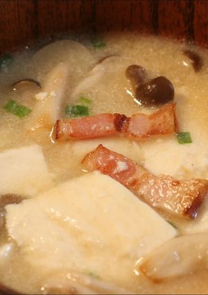 ベーコン・シメジ・豆腐のお味噌汁-レシピのメイン写真