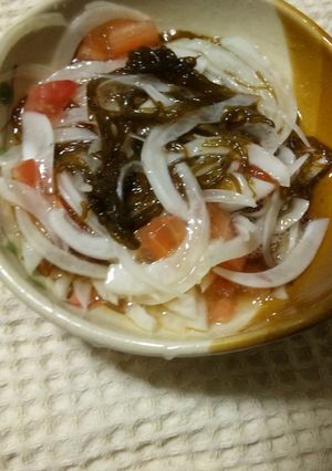 和えるだけ★玉ねぎトマトのもずく酢サラダ-レシピのメイン写真
