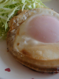 すき焼きのたれで♪甘辛玉葱リング目玉焼き-レシピのメイン写真