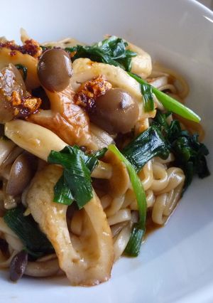 はやりの「食べるラー油」の焼きうどん-レシピのメイン写真