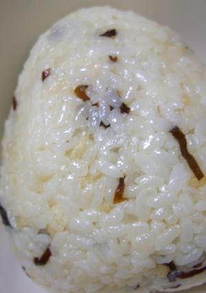 簡単☆塩昆布ﾏﾖ醤油天かすおにぎり♪-レシピのメイン写真