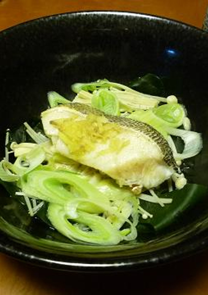 レンジで簡単♪むつとわかめの酒蒸し-レシピのメイン写真