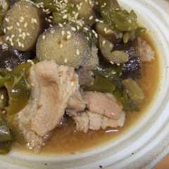 รูปของ ナスとピーマンの肉味噌煮込み