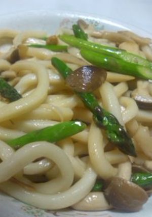 お吸い物の素できのこのバター醤油うどん☆-レシピのメイン写真