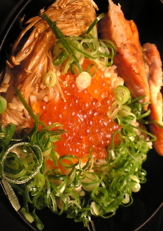 いくらと塩鮭とえのきだけの丼-レシピのメイン写真