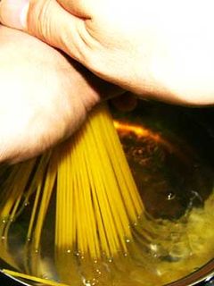 パスタのゆで方~中鍋で素早く完全水没~-レシピのメイン写真