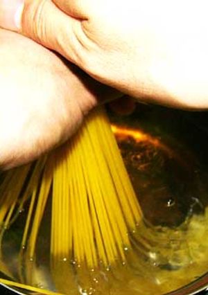 パスタのゆで方～中鍋で素早く完全水没～-レシピのメイン写真