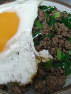 ニラ&ひき肉の簡単丼ぶり♪♪-レシピのメイン写真