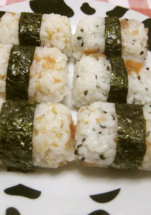 お弁当にも♡梅とゴマの簡単おにぎり-レシピのメイン写真