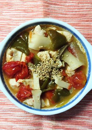 鶏むね肉と ピーマン トマトの味噌コンソメスープ-レシピのメイン写真