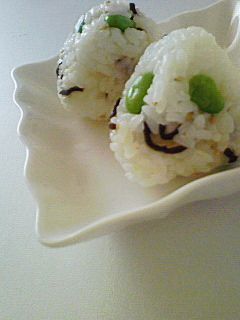 枝豆と塩こんぶで♪彩りおにぎり-レシピのメイン写真